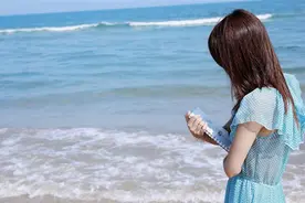 女人频繁发出这些“信号”，是在告诉你，她对你动情了图片