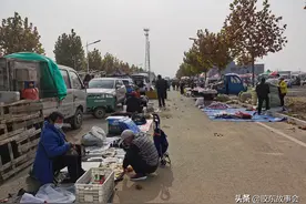 组图：芋头地瓜豆、粉条柿子葱，深秋时节海阳郭城大集的实景图片