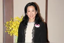 62岁朱玲玲现身皮肤好光鲜，对霍启刚两弟弟尚未娶妻很担忧图片