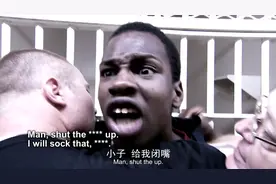 熊孩子在监狱里怼狱警，要动手打犯人，两个狱警都拦不住！纪录片图片