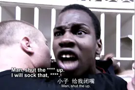 熊孩子在监狱里怼狱警，要动手打犯人，两个狱警都拦不住！纪录片图片