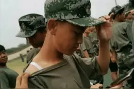 军训的时候不小心拉到兄弟的衣服，当时我尴尬极了，这到底是什么图片