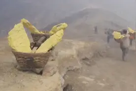 火山火焰是蓝色，这里矿工平均寿命仅30岁，工资非常低视频封面