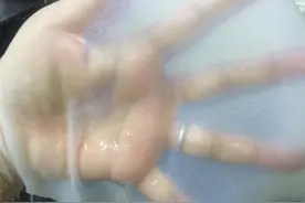 凉皮这么做透明又弹牙，一块五毛钱的面粉做十几张，朋友直呼划算图片