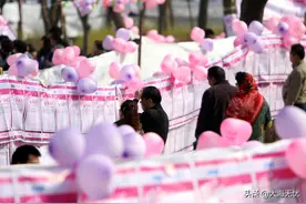 公园相亲角呈现的残酷事实：年少时不努力奋斗，择偶时会很悲伤图片