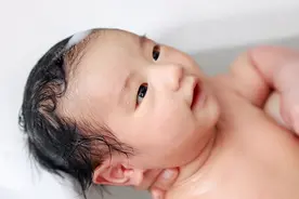 想要宝宝有个茂密的发量，从小养成好的习惯，促进他们成长发育图片