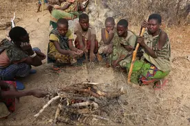 非洲最原始的“部落”，不盖房子也不种地，有东西分着吃图片