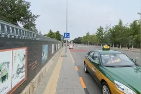 急您所急，公厕限时停车区解难题图片