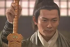57岁江华近照身材消瘦，陷脱发危机常年戴帽，宁摆地摊也不演戏图片