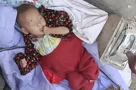 湖南永州一幼童被曝睡垃圾堆吃剩饭，乡政府：生活习惯，想办法纠正图片