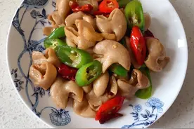 爆炒肥肠这样做，香而不腻，肉汁在嘴里噼里啪啦，小白也能零失误图片