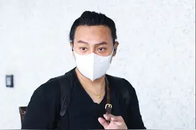 49岁陈志朋罕露面，身材发福白发明显，背两个万元名牌包太高调图片