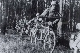 骑着自行车征战欧洲：二战德国自行车大军的军用自行车是什么样的图片