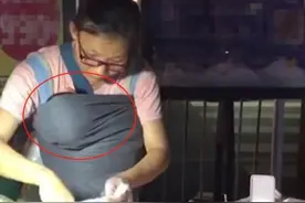 夜市女摊主胸口挂“布袋”，顾客看清里面内容后高喊：再来一份图片