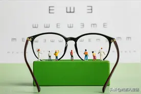 成年人的崩溃，也可能是因为孩子近视了图片