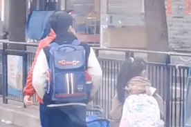 安徽一女孩独自上学，妈妈追上时发现女儿被高年级小哥哥一路护送图片