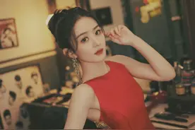 33岁赵丽颖近况曝光，无袖红裙尽显妩媚，身材纤瘦不似孩子妈图片