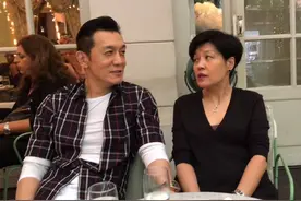 李咏女儿晒照庆18岁生日，黑裙露背显成熟，妈妈哈文守零点祝福图片