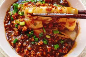 把美味的炸酱面搬回家，手把手教你做酱料，拌粉拌面都好吃图片