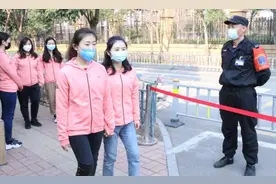 民办幼儿园遇生存危机，老师送起外卖做副业，诉苦：太难了想哭！图片