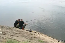 在湖南湘江钓鱼，必须分清禁渔期与禁钓区，路亚、海竿可按规使用图片