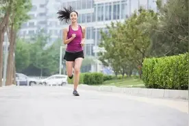 跑一段走一段，跑跑停停，平时这样跑步能达到同样的锻炼效果吗？图片