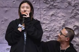汪峰带大女儿支持章子怡事业！15岁女儿发言大方，汪峰眼神好欣慰图片