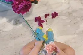 39岁港姐陈法拉晒近照，女儿肉感十足超可爱，外籍老公英俊帅气图片