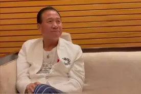 63岁影帝万梓良近况曝光，发量稀疏好显老，还强颜欢笑与人合照图片