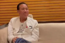63岁影帝万梓良近况曝光，发量稀疏好显老，还强颜欢笑与人合照图片