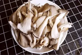 买平菇，黑色的好还是白色的好?口感有差别，别买错了图片