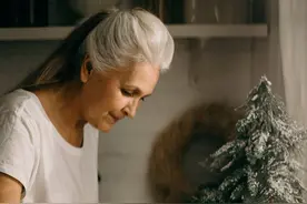 妻子失业后迷上网游，不干家务不照顾孩子，我该怎么办？图片