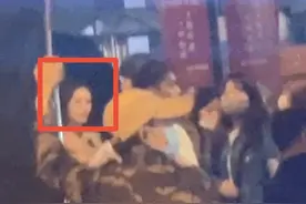 张小斐探班杨幂，瘦成纸片人秀竹竿腿，俩人在北电关系就不一般图片