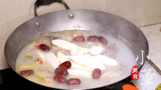 炖鸡汤时，先放盐还是后放盐？很多人都不懂，做出来汤不鲜肉还柴