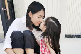 世界小姐张梓琳与女儿亲吻超有爱，4岁胖妹手长脚长暗藏超模潜质图片