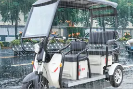 2款双排座椅的电动三轮车，能遮风挡雨，代步接送娃都可以图片