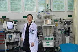 抗疫医生艾芬被质疑“医闹”“利用抗疫光环”，艾芬再发声：不同意和解，我每天都在爆料，会跟他们死磕图片