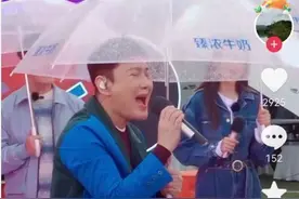 张信哲雨中撑伞商演？卖力演唱无人回应，现场太吵闹像菜市场图片