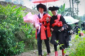 实拍贵州布依族结婚，新娘走泥巴路辛苦了视频封面