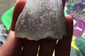 新婚夫妇闲逛翡翠市场淘得一块玻璃种雪棉花，以此作为定情物！图片