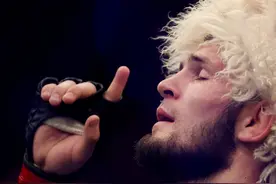 小鹰三角绞锁晕平头蝉联UFC冠军，取29连胜，意外宣布退役图片