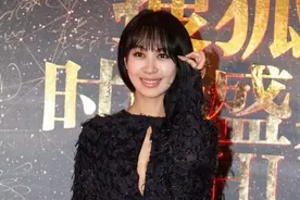 李菲儿的品味有点特别，穿毛毛裙看着有点厚，但胸前镂空挺清凉的图片
