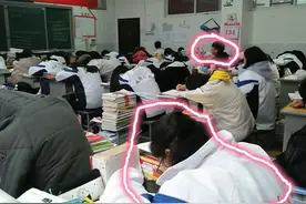 职业高中课堂一角，学生上课“睡倒一片”，老师独自讲课让人心疼图片