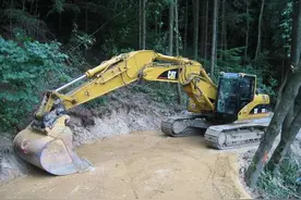 挖掘机禁止操作(2)：行走作业的尺度不要太大了图片