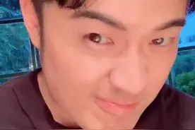 陈赫深夜放毒晒美食，俩女儿陪伴左右，小宝宝肉手肉脚超吸睛图片