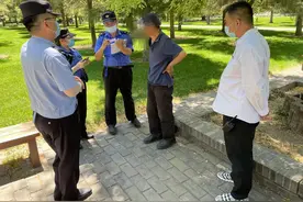 70多岁大爷天坛上树摘杏，领到首张私采果实不文明行为罚单图片