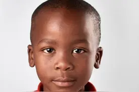 老板跑路遗弃黑人混血儿，司机妈妈大爱抚养长大，奔跑街舞样样行图片