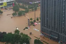 南方洪涝：半夜被雨惊醒，感觉天漏了一个洞图片