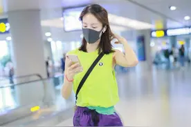 金晨可真懂时尚，荧光色背心配紫色运动裤，潮感十足太抢镜图片