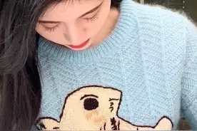 4000年美女尴尬撞衫杨幂，毛衣细节多处被扒，被质疑是假货图片